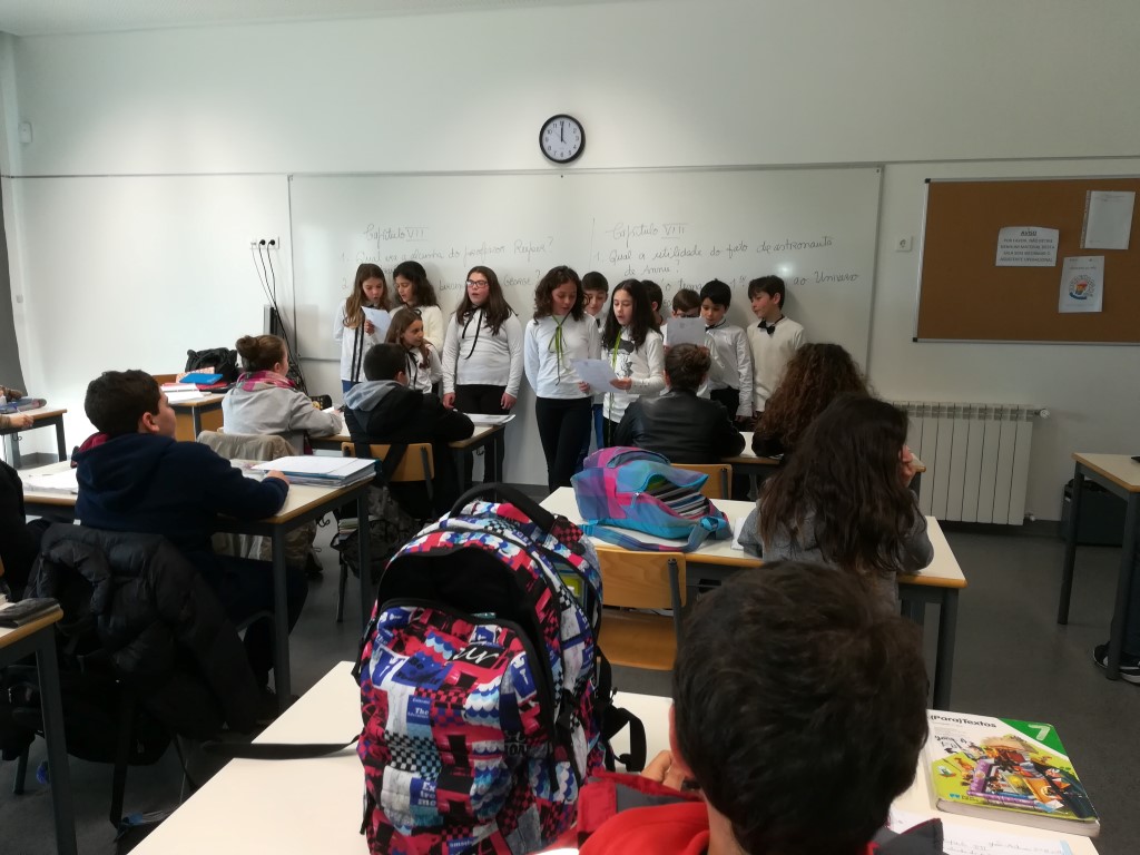 Alunos leem para alunos