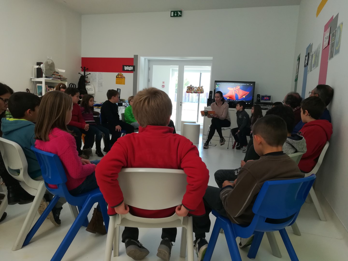 Pais leem para alunos